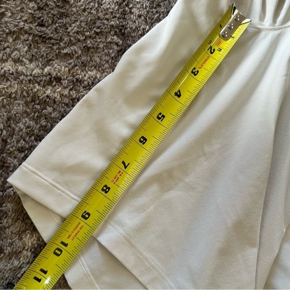 Lululemon T.H.E. Linerless Short 9" Cream - Picture 7 of 12
